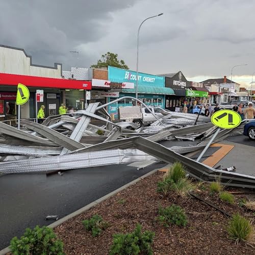 『Thousands still without power after wild storms across the Hunter』のカバーアート