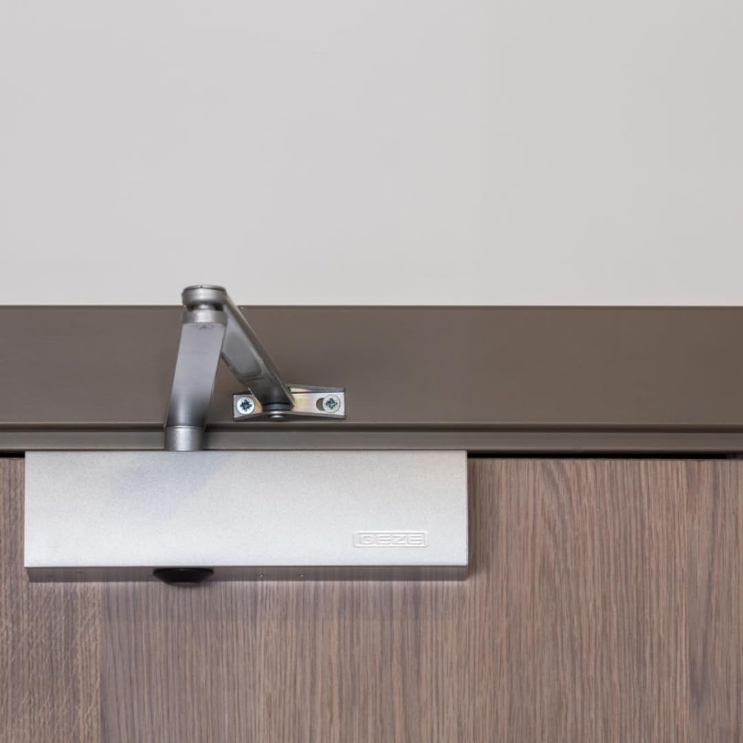 Geze Türschließer TS 2000 NV BC silber mit Normalgestänge und Montageplatte für einflügelige Türen bis 1100 mm Flügelbreite, Schließkraft stufenlos und Endschlag über Ventil einstellbar- 22,6x5,1x6cm
