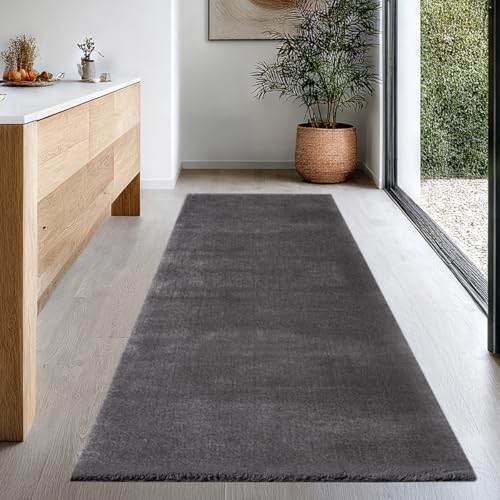 the carpet Relax Moderner Flauschiger Kurzflor Teppich Anti-Rutsch Unterseite Waschbar bis 30 Grad Super Soft Felloptik Anthrazit 80 x 300 cm