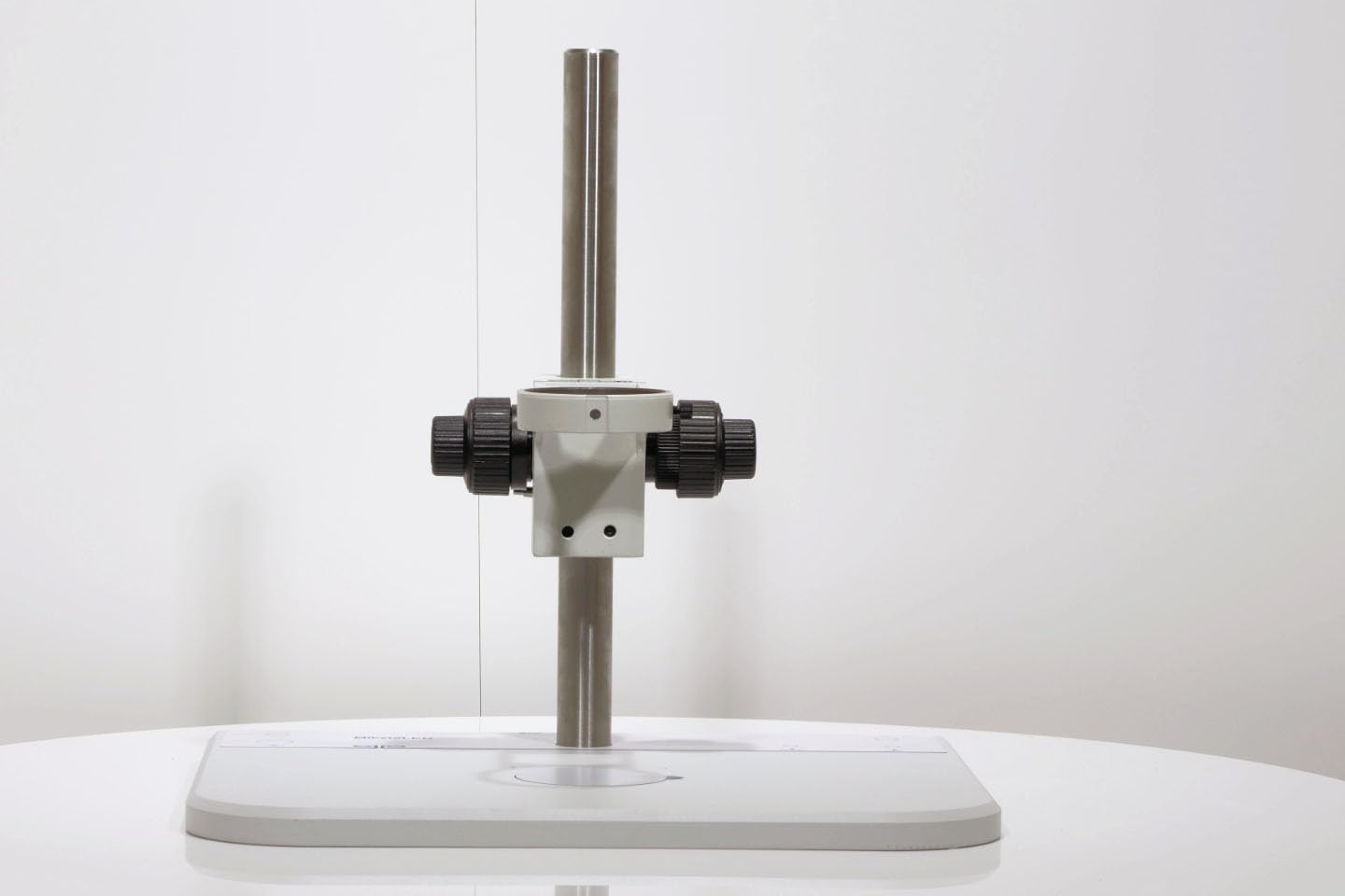 Kompaktes Mikroskop-Tischstativ »MikstaLED L« – ergonomische Aluminium-Bodenplatte, Edelstahlsäule mit Feintrieb – Professionelles Mikroskopstativ »Made in Germany«