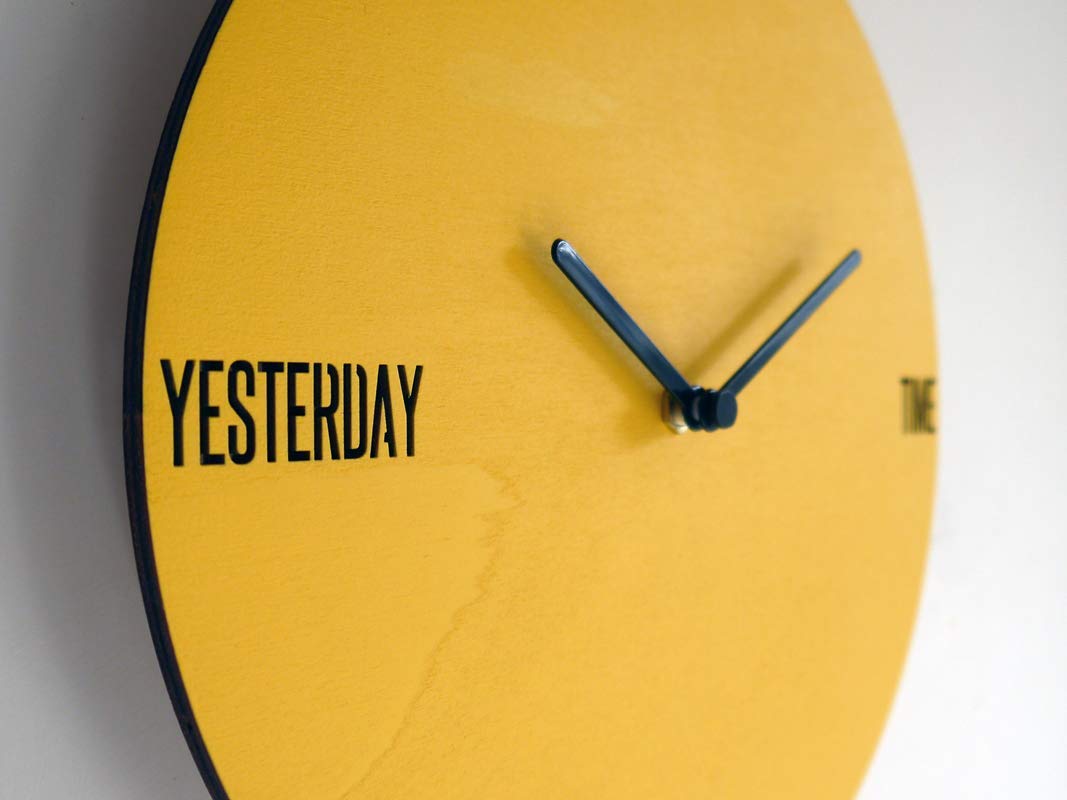 28cm Piccolo orologio da parete in legno tondo silenzioso per salotto colorato come giallo banana Particolari orologi a parete analogici con meccanismo al quarzo senza ticchettio Design minimal