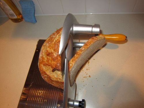 Graef H9 manueller Allesschneider mit Schinken und Käse auf Holzbrett