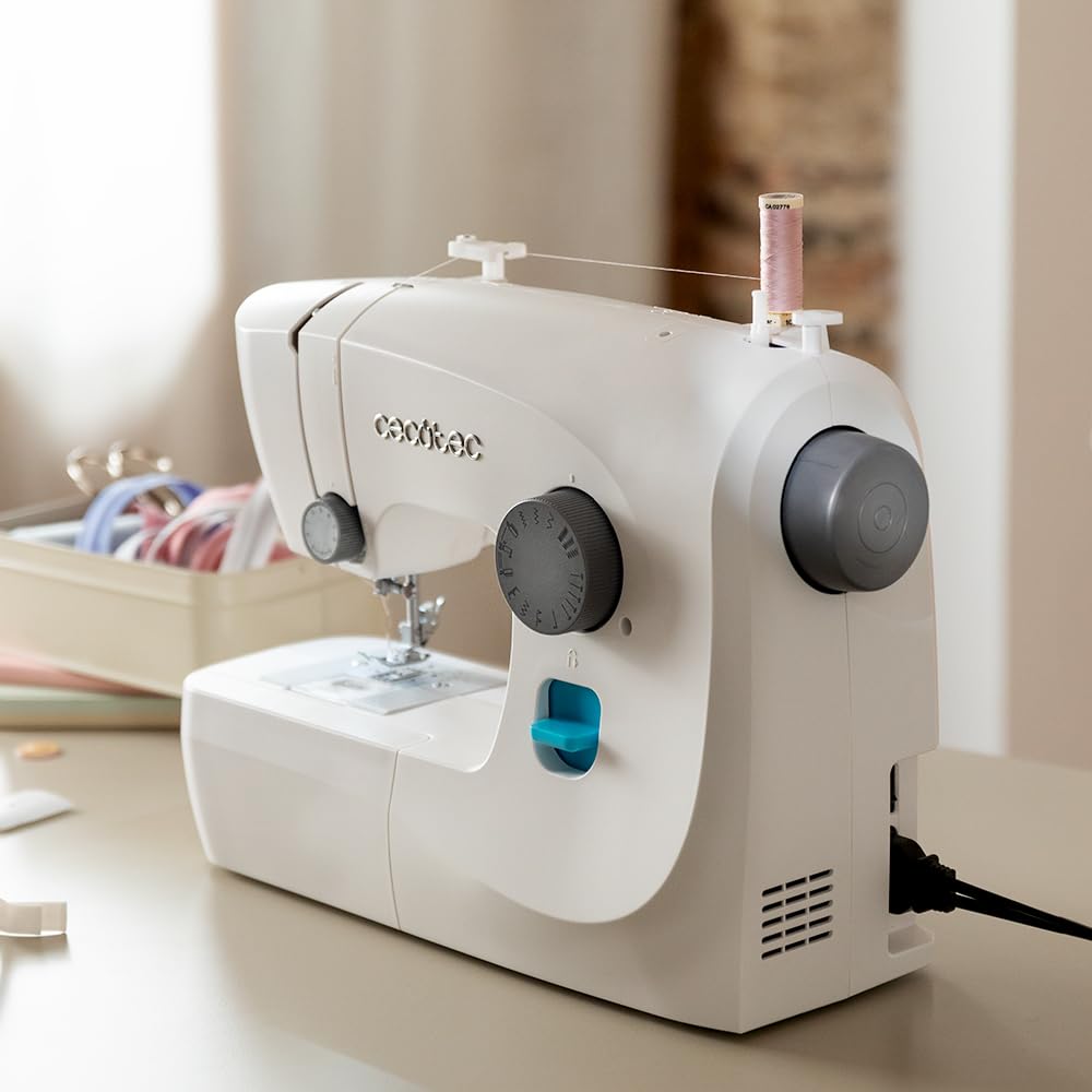 Cecotec Macchina da Cucire 15 Punti BelleCouture 1500. Asola Manuale in 4 Tempi, Regolatore di Asola, Tensione del Filo Regolabile e Kit di Accessori, Compatta e Portatile