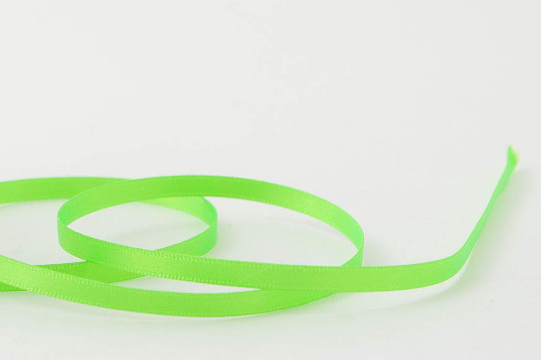 Berisfords Double FACE Poly Satin Ribbon, Flo Green, 5 mm - Image 3