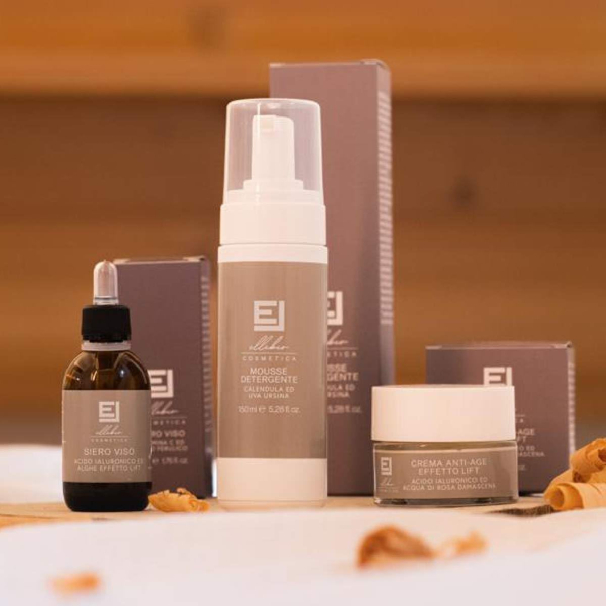 CRÈME ANTI-ÂGE RELAXANTE EFFET LIFTING À L'ACIDE HYALURONIQUE HYDRATANT ET REPULPANT ANTIOXYDANT RÉDUIT LE STRESS TESTÉ SUR PEAUX SENSIBLES BIO ET BIO MADE IN ITALY