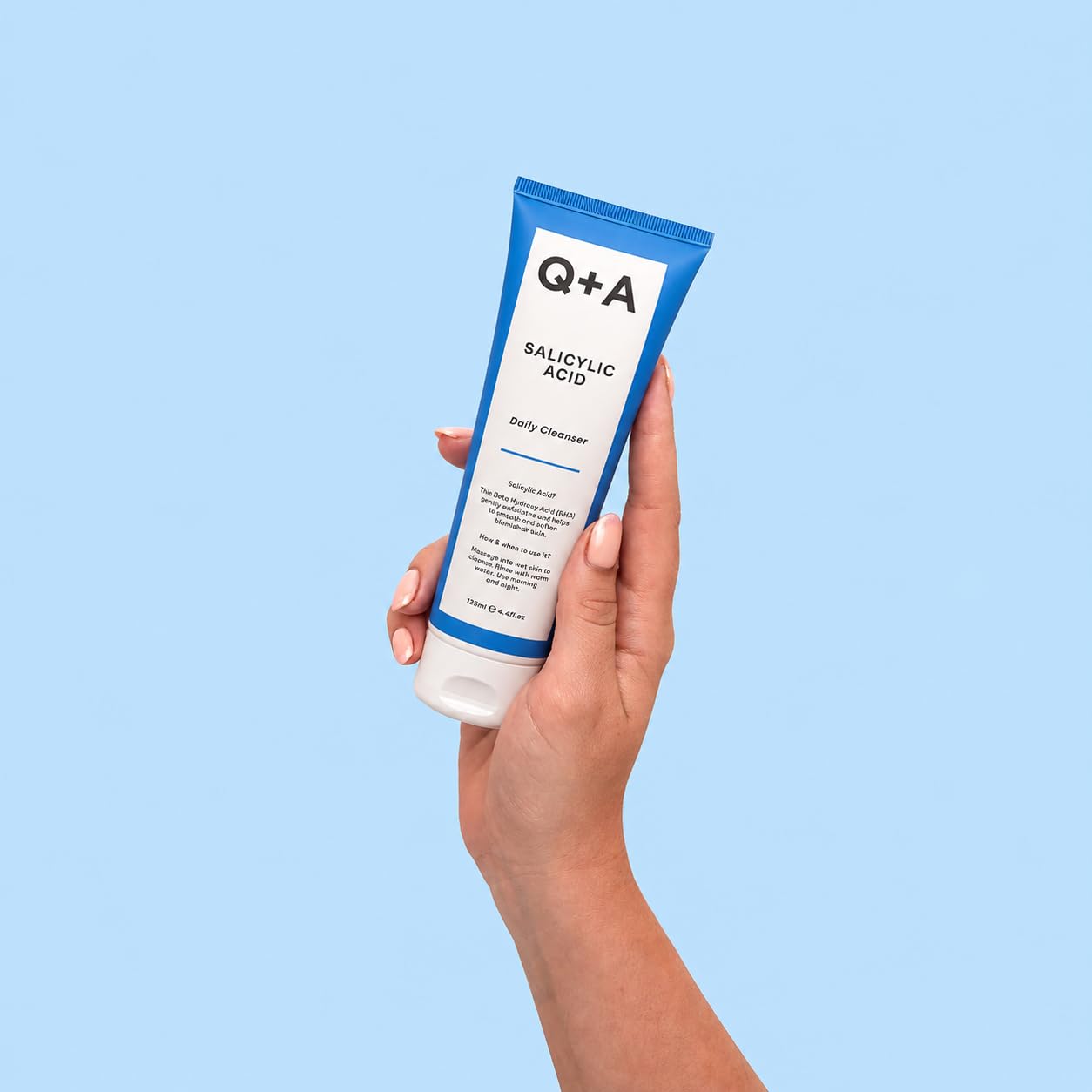 Q+A Detergente Giornaliero con Acido Salicilico – Detergente Esfoliante per Pelle Pura, Combatte Imperfezioni e Congestione dei Porie, Idratante, Vegan, Made in UK, 125ml