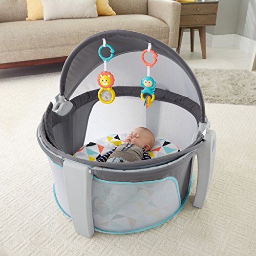 Fisher-Price Cúpula de bebê portátil para berço em movimento, espaço de viagem com brinquedos e doss