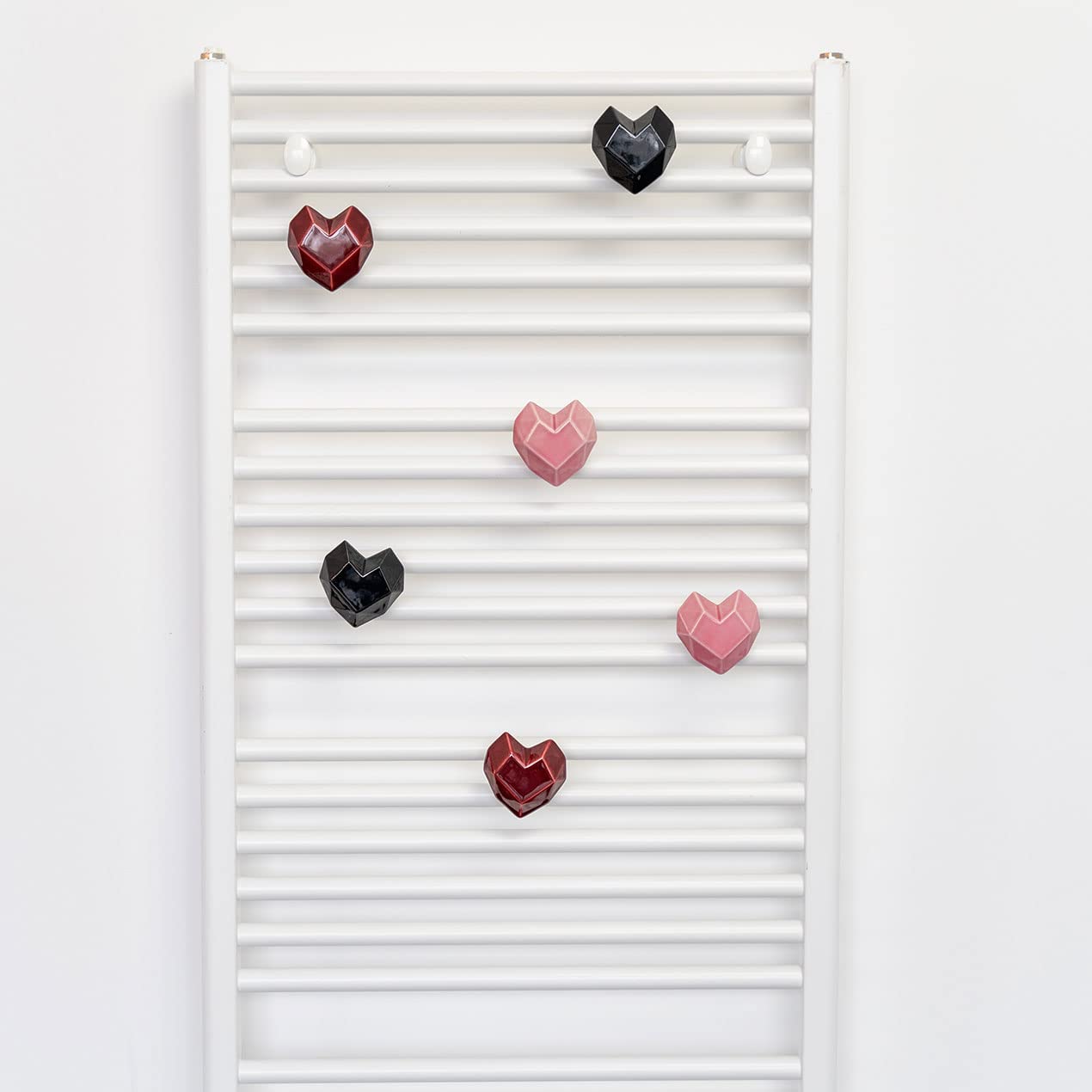 Letshelter Appendino in ceramica per scaldasalviette e termoarredo a forma di cuore nero realizzato artigianalmente in Italia - Si installa direttamente al radiatore