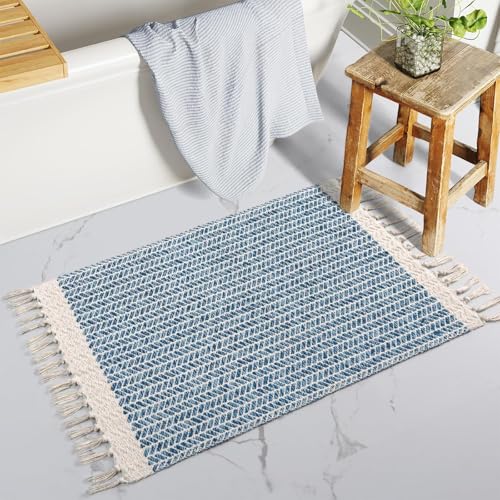 The Seeker Tapis Salle de Bain Bohème en Coton 60x90 cm, Tapis Entrée Lavable pour l'Intérieur, Petit Tapis Tissé Bleu avec Pompons, Tapis à Poils Courts...