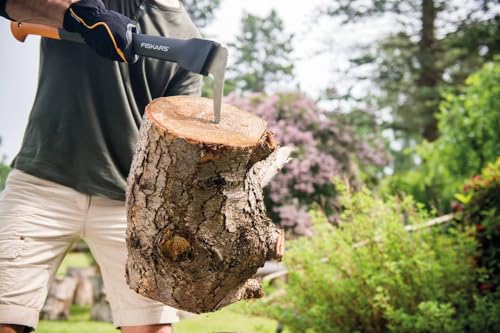 Foto von Fiskars Lange Hand-Sappie zur Holzbearbeitung, Länge: 78,5 cm, Gehärtete Stahlklinge/Glasfaserverstärkter Kunststoffgriff, Inklusive Schutzhülle, Schwarz/Orange, WoodXpert, XA22, 1003623