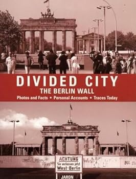 Paperback Devided City. Die Berliner Mauer. Englische Ausgabe. Book