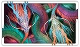 ✅Diseño duradero - Juega muchas partidas con su resistente alfombra de juego TCG. Su alfombra tiene bordes antidesgaste. Llévalo en su resistente caja, ¡o actualízalo con un MatShield by Paramint!