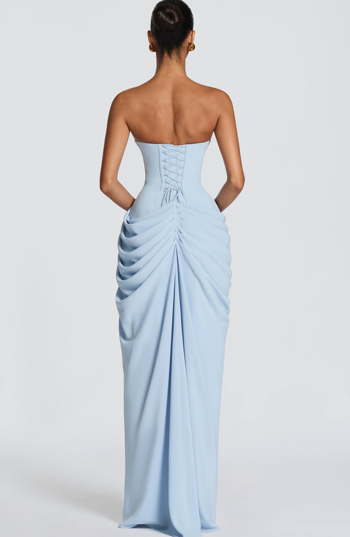 Generico Abito Lungo Elegante da Donna, Modello a Sirena con Corpetto Drappeggiato e Arricciato, Senza Spalline e con Profondo Spacco Laterale.