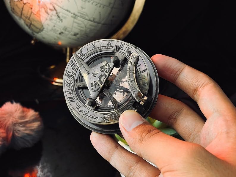 Brújula de bolsillo con reloj de sol de latón, accesorio náutico y steampunk para camping y senderismo, acabado antiguo grabado miniatura 7