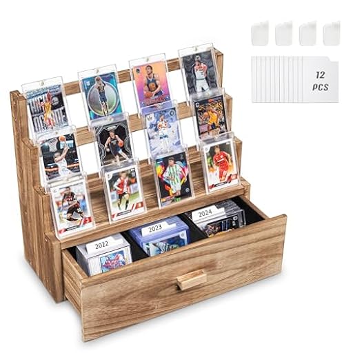 Emfogoo Exhibidor de tarjetas intercambiables, almacenamiento de tarjetas coleccionables de madera de 3 niveles con cajón personalizado, almacenamiento de tarjetas graduadas con soportes y divisores | Ya disponible en tu tienda friki favorita! En mundofriki.es!