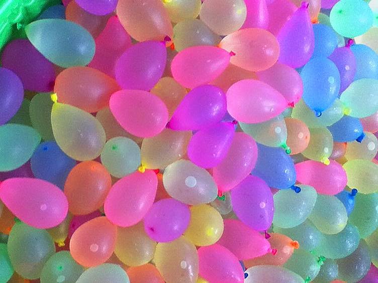 Image of CraftVatika Holi Colors Gift, Holi Water Pichkari with Water Tank Bag for Kids Boys Girls with Herbal Holi Colours 80gm Pack and Holi Celebration Items, Natural Gulal