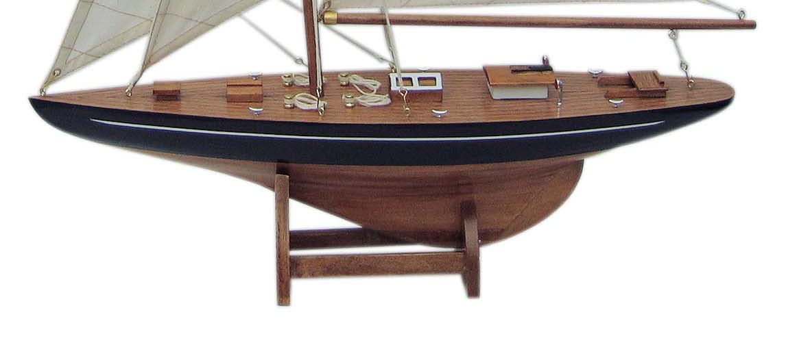 Segelyacht Einmaster mit Segel aus Stoff und Holzständer