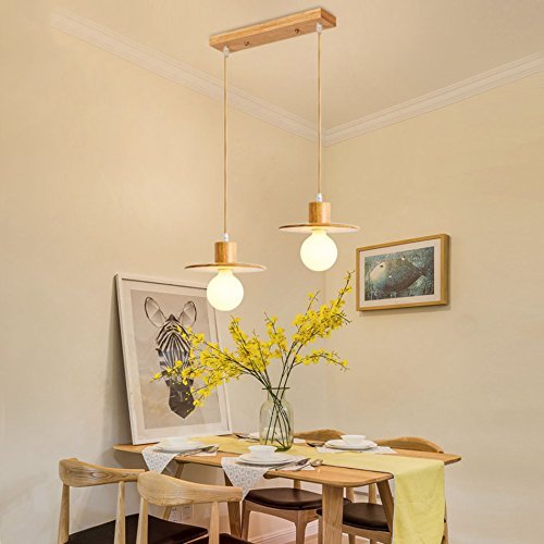 Lampe murale en fer forgé et lustre long en bois pour éclairer un grand bar