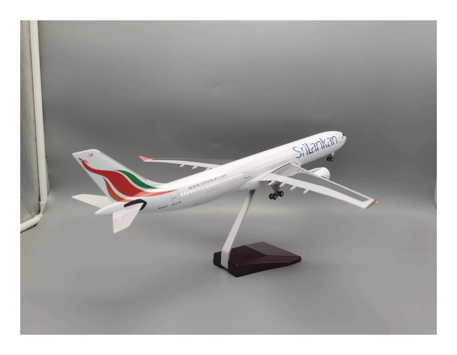 Modellini in scala Aerei 1:135 Scala Per Srilankan Airbus A330 Modello Di Aeroplano In Resina Pressofusa Collezione Aeromobili Display
