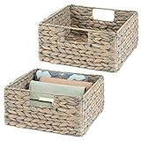 HALTBARES MATERIAL: Die Regalbox ist aus natürlicher Wasserhyazinthe hergestellt und sorgfältig über ein Metallgestell geflochten. Die Box lässt sich mit einem feuchten Tuch reinigen.