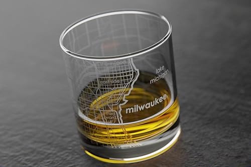 Miniatura 3 de Well Told Vaso grabado de Milwaukee Wisconsin, diseño de rocas con mapa de Milwaukee, vidrio de whisky grabado a la antigua (11 onzas,