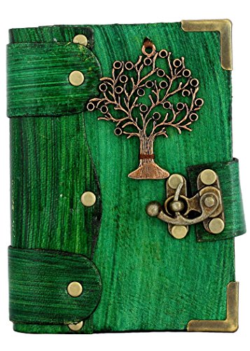 Ciondolo a forma di cuore su un diario in pelle