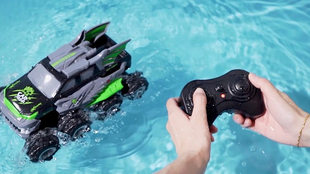 FEIMUOSI Voiture RC Amphibie 4WD Tout-terrain – Roule Sur L’eau Et Sur Terre !
