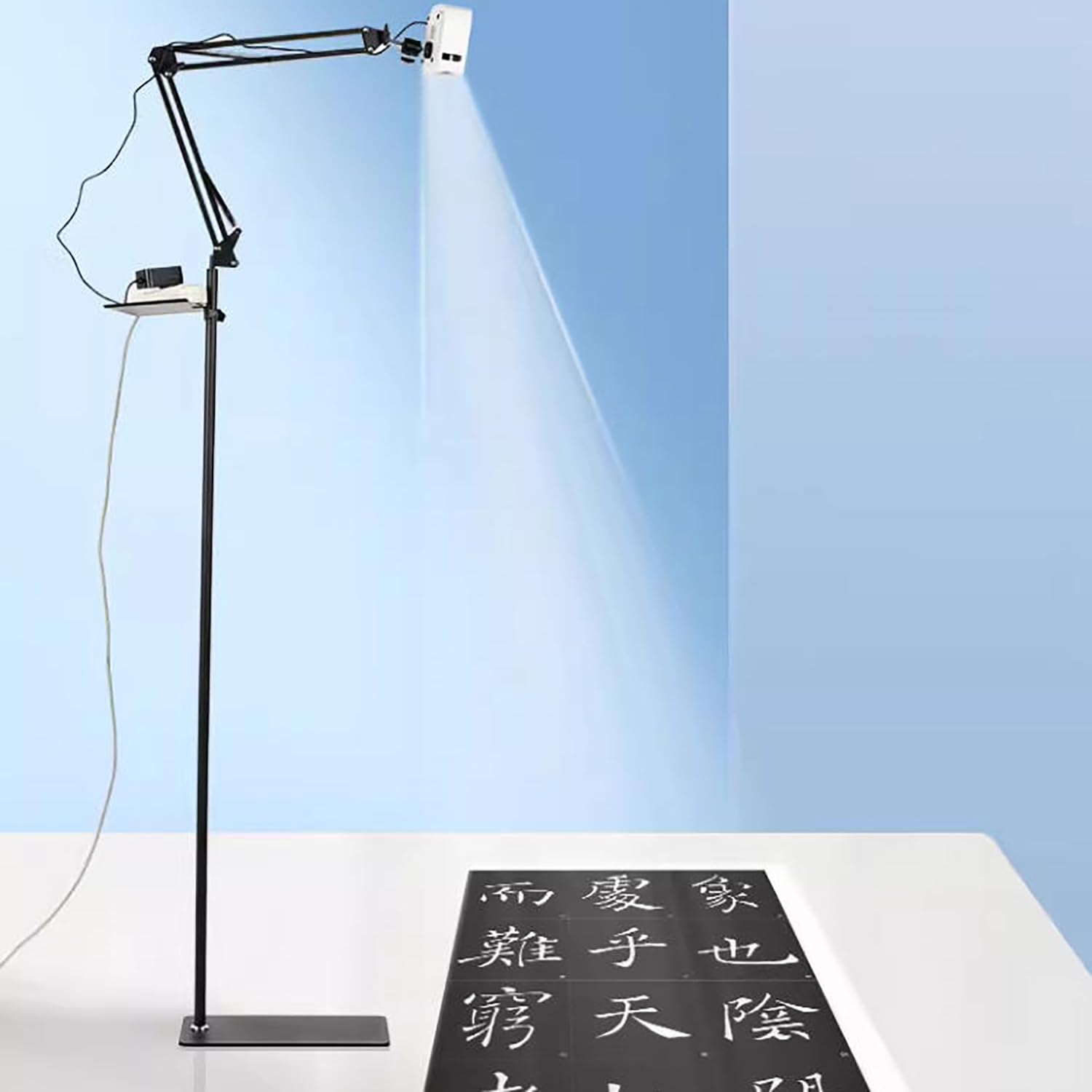 Proiettore artistico intelligente con proiezione regolabile e alta risoluzione, si collega a dispositivi mobili e USB per artisti e principianti