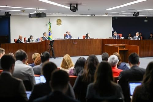 『Condenação de Bolsonaro alimenta narrativa bolsonarista de perseguição política, afirma professor』のカバーアート