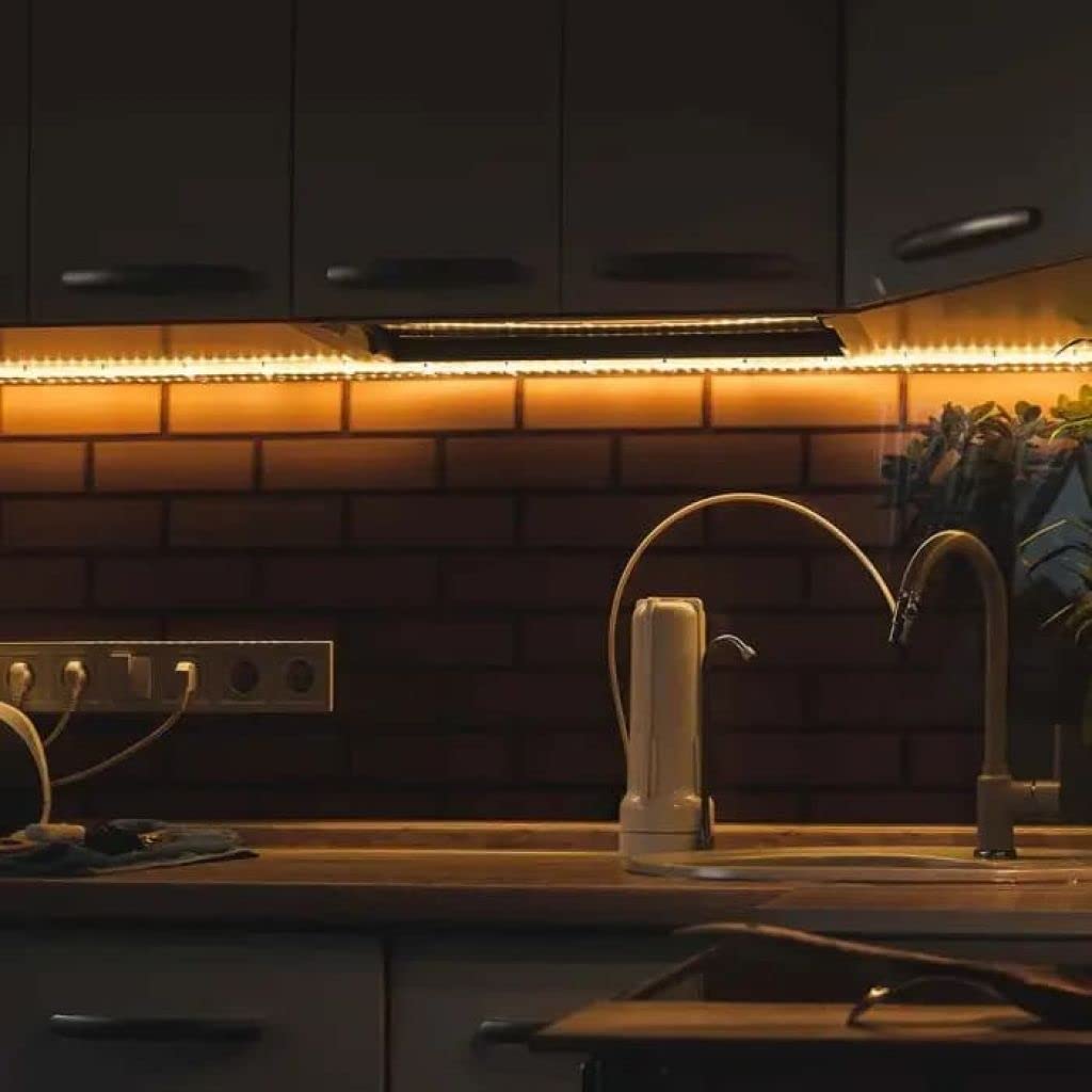 V-TAC Ruban LED bobine de 5 mètres 12 W au mètre ruban lumineux SMD 2835 Couleur de la lumière blanche naturelle 4000 K d'intérieur avec bande adhésive, alimenté à 12 V.