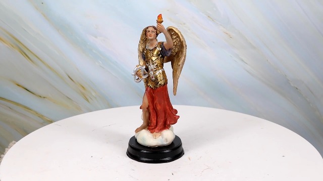 Estatua Arcángel Uriel con Antorcha en Base de Madera 5.75 in miniatura 7