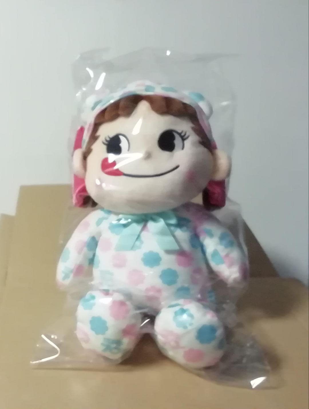 不二家 - モモ★ミルキー70周年★だっこペコちゃんぬいぐるみ Amazon.co.jp: だっこペコちゃん ぬいぐるみ 不二家 ミルキー