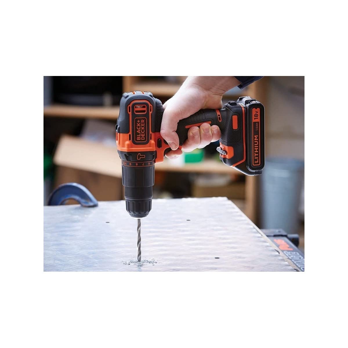 BLACK+DECKER 18V 2-Gang Akku-Schlagbohrschrauber (mit Planetengetriebe, 10mm Schnellspann-Bohrfutter, LED-Arbeitslicht, inkl. Akku, Ladegerät, Doppelbit & Koffer) BDCHD18K-QW