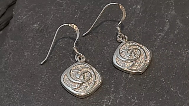 Alexander Castle Orecchini A Perno Argento 925 Con Smalto Rosa Ispirati A Mackintosh