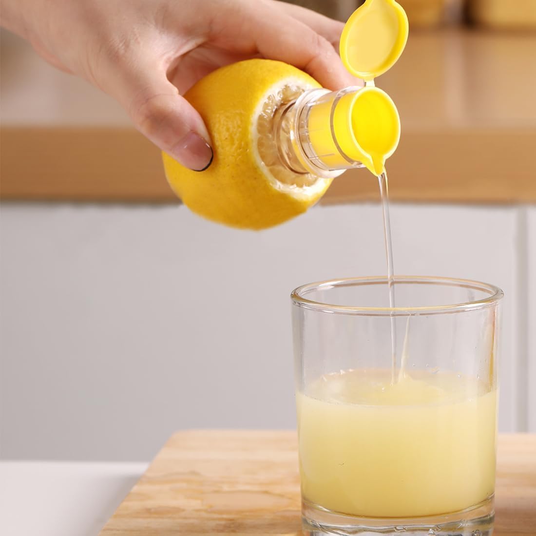 2 Stück Zitronenpresse Mit Schraubverschluss, Lemon Squeezer, Zitronenpresse Aus Kunststoff, Zitronensaftpresse, für Orangen,Zitronen Zitrusfrüchten(Gelb/Grün)