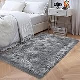 【Facile à nettoyer】Notre tapis en fausse fourrure est facile d'entretien : il suffit de l'aspirer lentement pour un nettoyage régulier. Pour les salissures plus importantes, il peut être lavé à la main ou en machine. Utilisez de l'eau froide (moins de 30 °C) avec une petite quantité de lessive douce ou naturelle ; pour le lavage en machine, sélectionnez le cycle délicat.