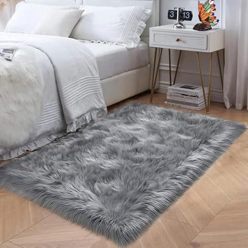 AMFUN Tapis en Fourrure Synthétique, Imitation Toison Moquette, Laine Tapis de Canapé Coussin pour Chambre à Coucher, Salon, Chambre d'enfant (Gris-60 *...