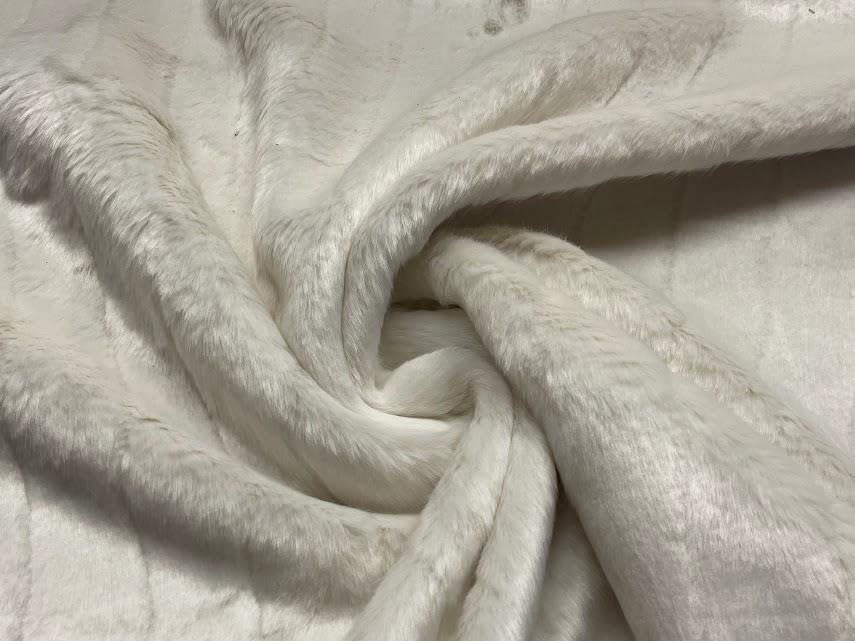 Tissu en fausse fourrure ivoire pour plaid cocooning et décoration d'intérieur chaleureuse