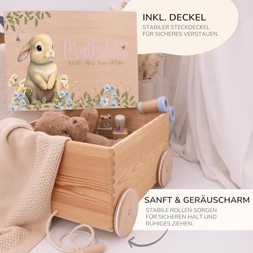 Kidsmood - Spielzeugwagen, personalisiert mit Namen – Spielzeugkiste zum Ziehen, Holzkiste mit Deckel, Aufbewahrungsbox für Baby Spielzeuge, Tolle Erinnerungskiste Baby, Geschenk zur Geburt & Taufe