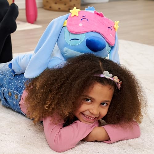 Simba Toys Disney Snuglets Wellbeing Plüschfigur Stitch liegend 40 cm – weich mit Schlafmaske und angenehmem Zusatzgewicht ca 500 g – geeignet ab den ersten Lebensmonaten – schönes Geschenk