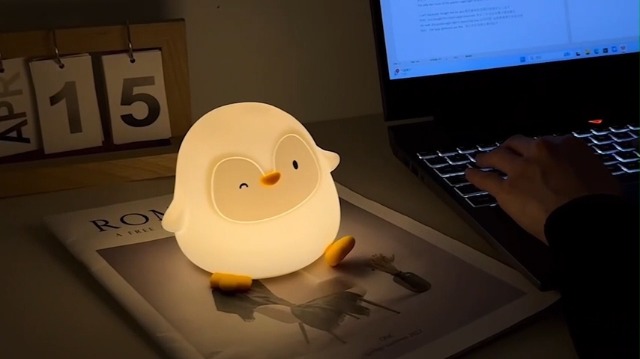 Emmanoth Penguin Night Light for Kids, Squishy Silicone Touch Lamp