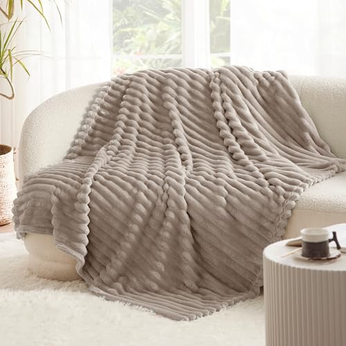 BEDSURE Kuscheldecke für Zimmer Deko - Wolldecke & Fleecedecke, Sofadecke, Weiche Warme Grobe Korddecke für Couch, Wohn- & Kuscheldecken, Tagesdecke, Braun, 150 x 200 cm