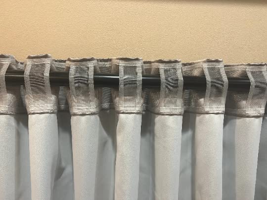 Miniatura 4 de Cinta con pestaña trasera blanca transparente. La cinta se cose en la parte superior de una cortina. Las cortinas no están incluidas (cortina de 100