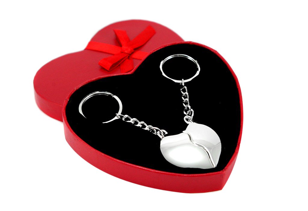 Design Schlüsselanhänger Herzhälften mit Gravur im Herzetui Broken Heart mit Namen Gravur Herzanhänger in Geschenkebox