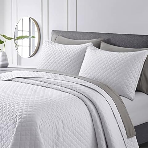 COMFLIVE King Quilt Set, Geometric Pattern King Bedding Set with Pillow Shams, Ultra Soft Lightweight Quilt Bedspreads & Coverlets for All Season - 3 Piece (White) Cover