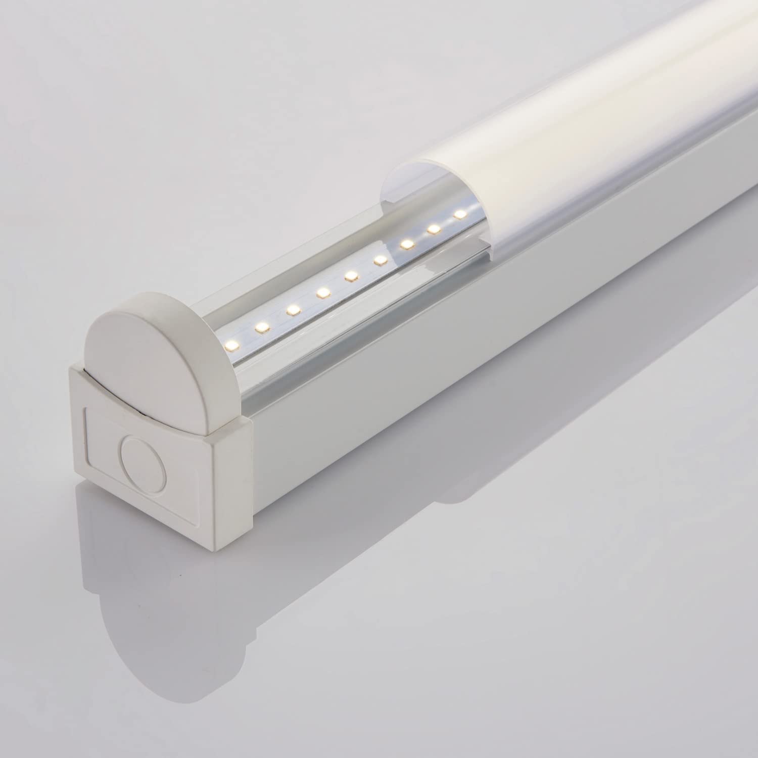 Lampe d'urgence de 1,8 m de haut lumens – Module LED blanc froid 68,5 W – Acier blanc brillant et polycarbonate opale – 3 heures de montage d'urgence – Installation BESA