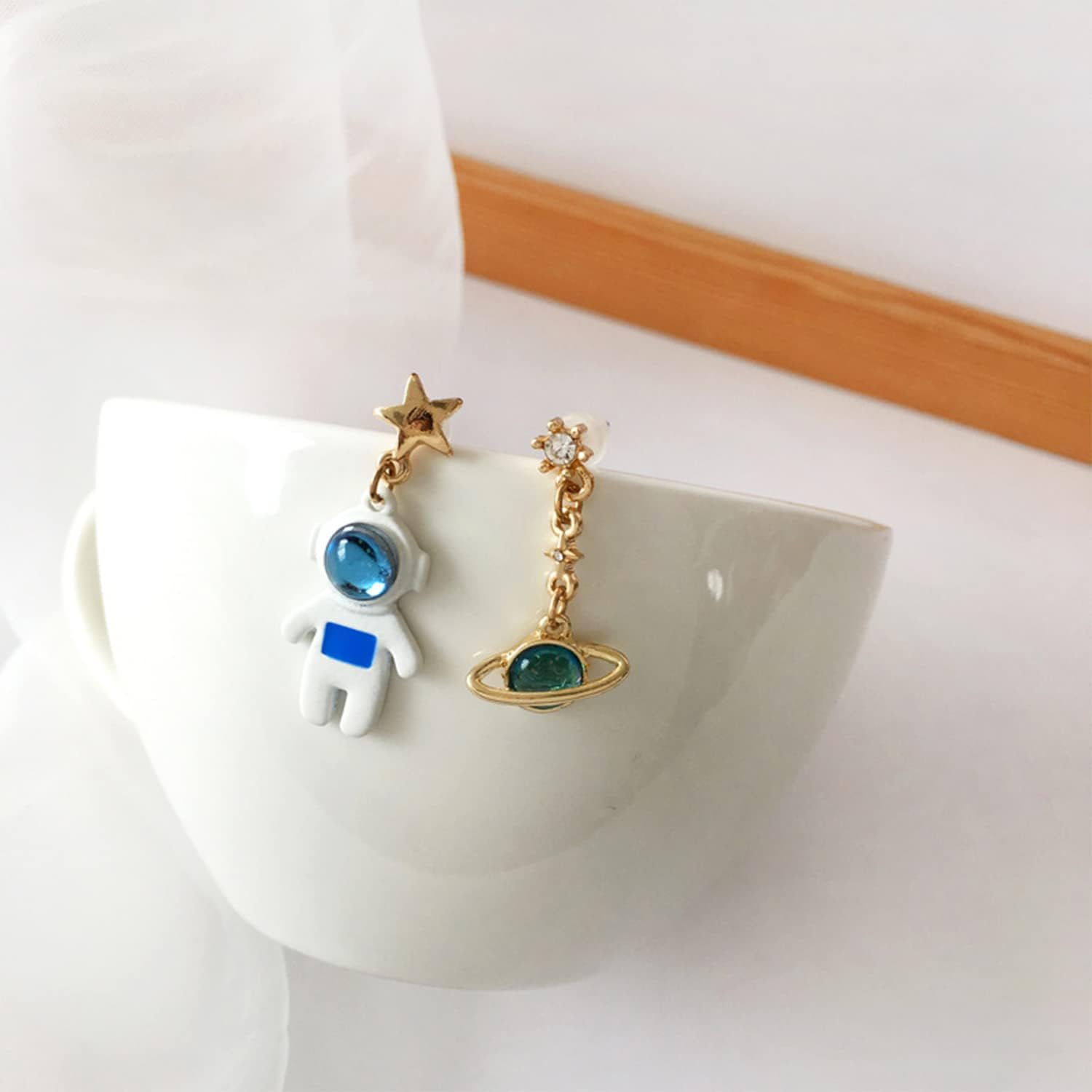 Creative Cartoon Astronaut Stud Earrings Unique Asymmetric Spaceman Star Moon Planet Dangle Drop Earrings Cute Blue White 3D Astronaut Planet Earrings for Women Girls Charm Jewelry