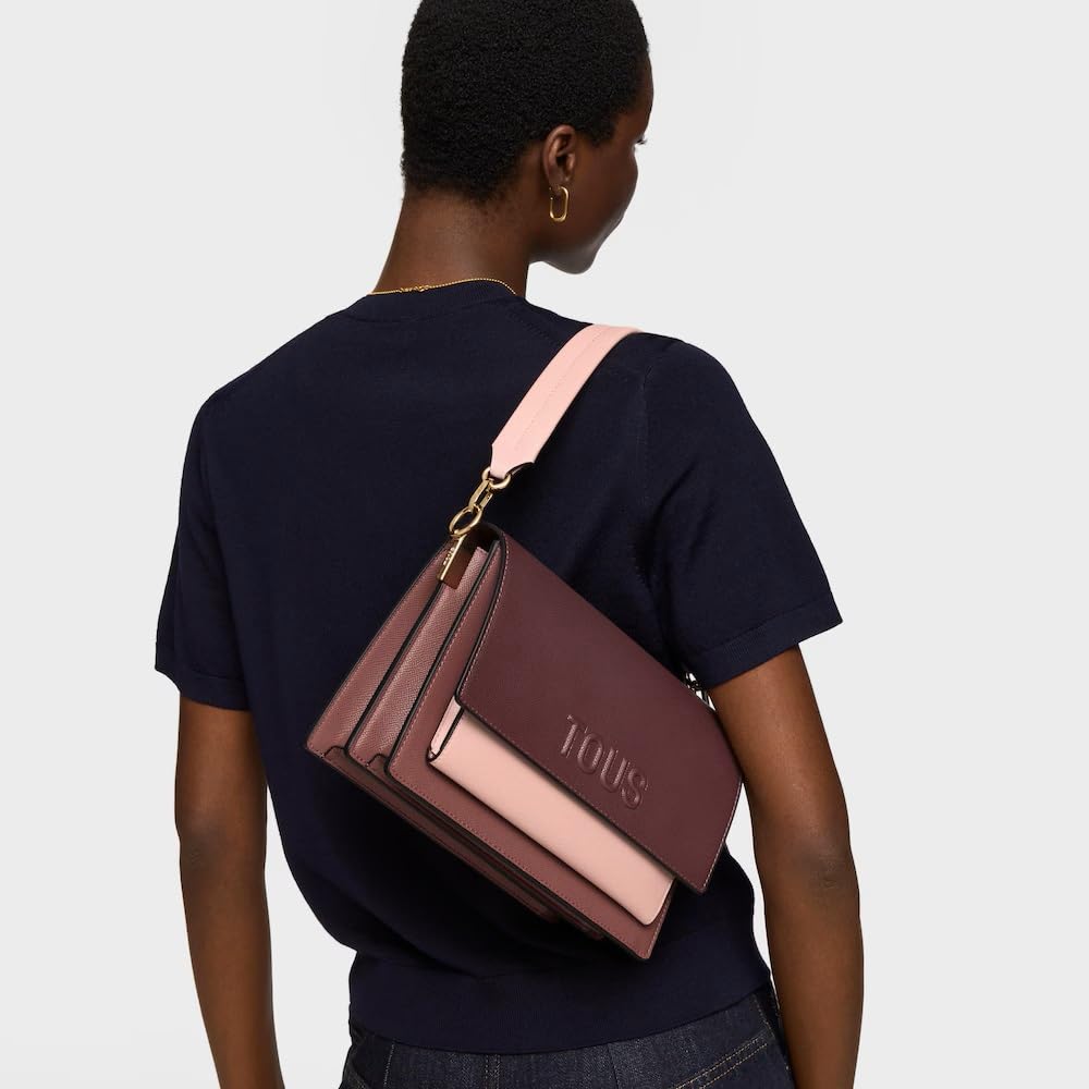 TOUS Bandolera Mediana Audree Saffiano Burdeos – Bolso Mujer con Solapa Magnética y Doble Asa | Ref. 2002358221