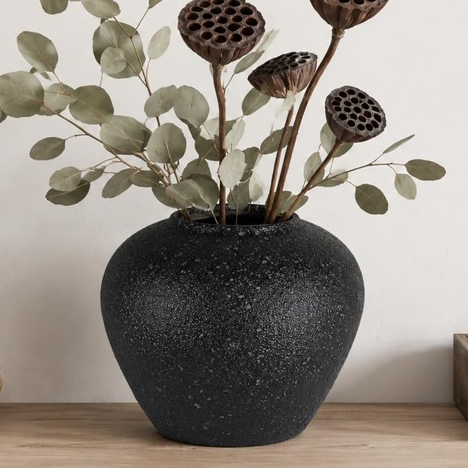 Vase en céramique noir et vintage pour sublimer votre table à manger