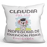 🎯 REGALO PERSONALIZABLE IDEAL: ¿Buscas un regalo de cumpleaños? ¿Un aniversario tal vez? ¿Para Navidad? Sea cual sea el momento, el cojín será un regalo bien recibido ya que no solo es bonito si no que estará presente en el día a de tu PROFESORA DE EDUCACIÓN FÍSICA favorito/a, recordándole cuanto le aprecias.